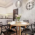 Center - Granary Island By Apartmore