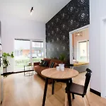 Center - Granary Island By Apartmore *