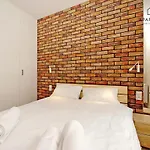 Center - Granary Island By Apartmore *