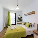Center - Granary Island By Apartmore *
