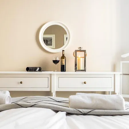 Center - Granary Island By Apartmore *