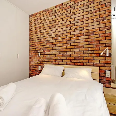 Center - Granary Island By Apartmore *