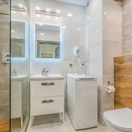 Center - Granary Island By Apartmore *