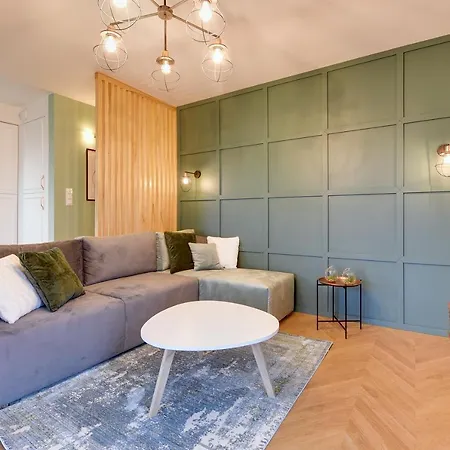 Center - Granary Island By Apartmore *