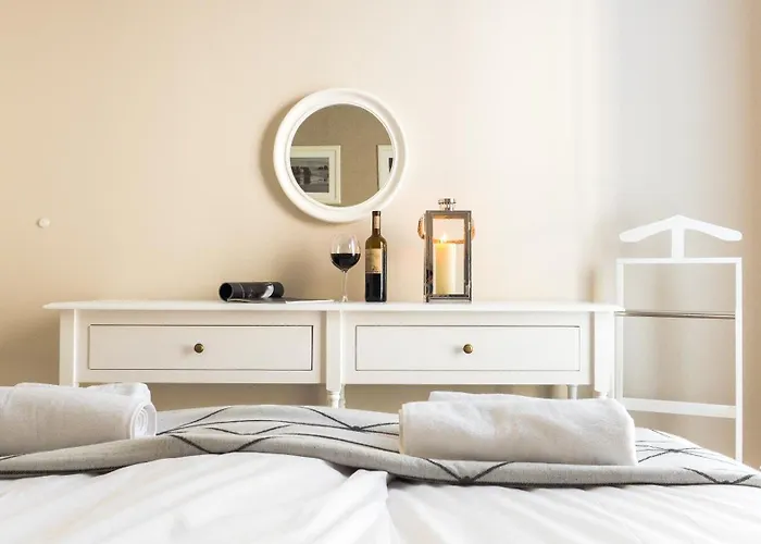 Center - Granary Island By Apartmore *