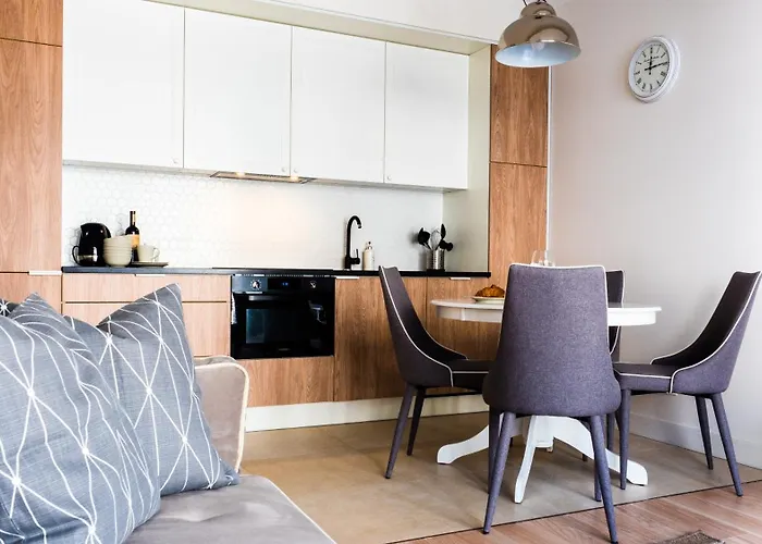 Center - Granary Island By Apartmore *