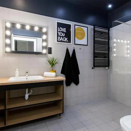 Center - Granary Island By Apartmore